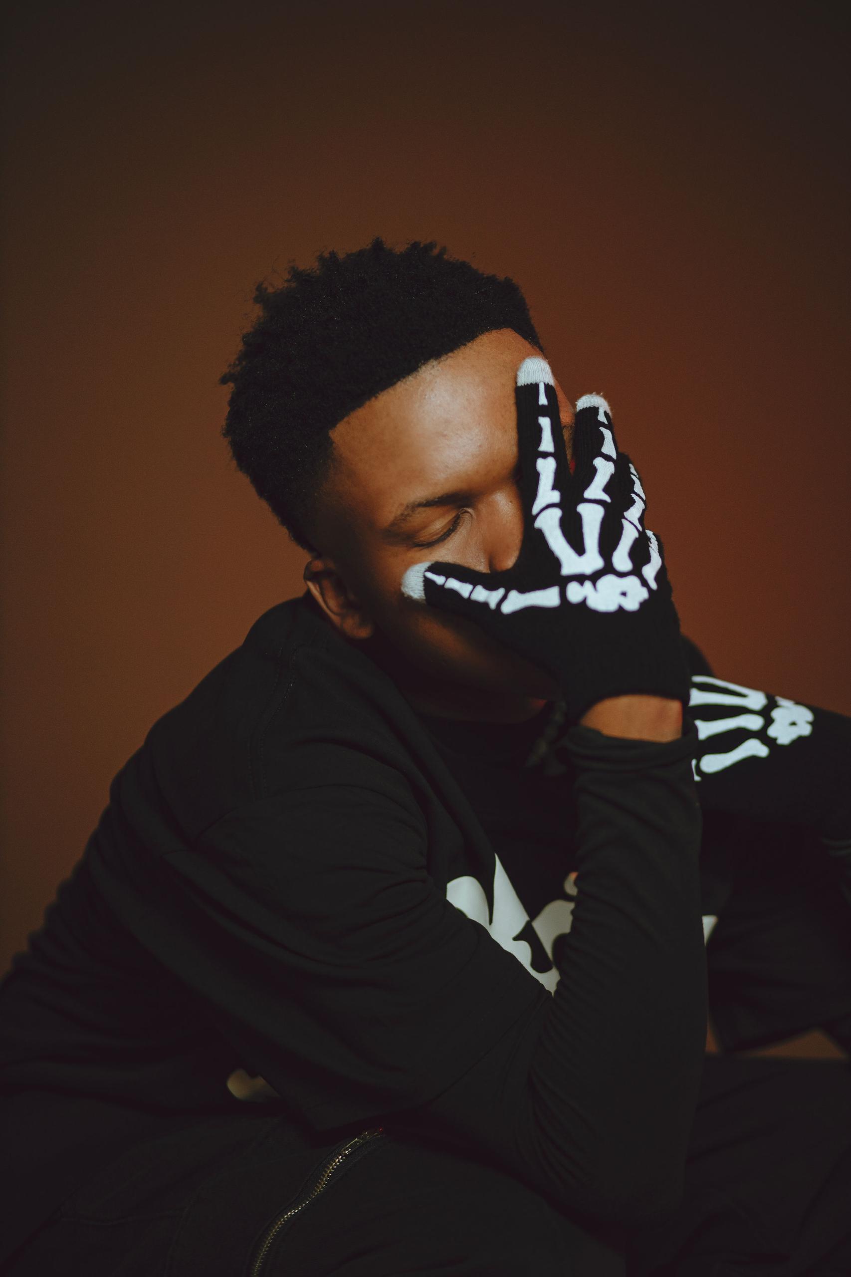 Sane.wav with skeleton gloves